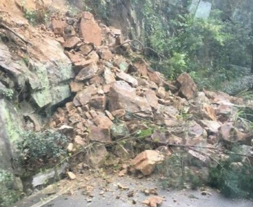 武隆因连日强降雨影响导致多地道路塌方