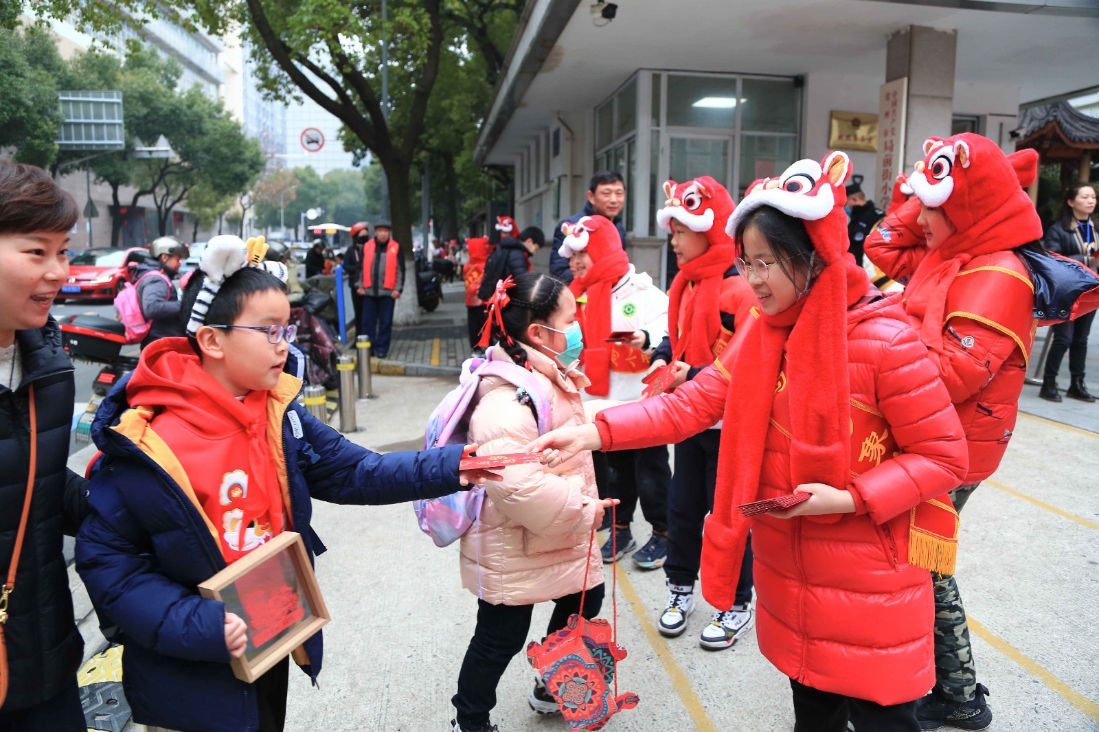 常州局前街小学启新日，福虎红包“盲盒”萌动来袭