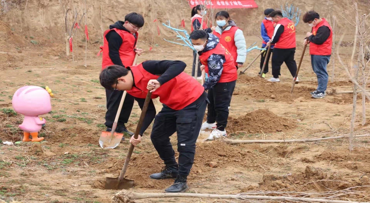 保定理工学院青年志愿者参加壹零壹森林公学植树活动