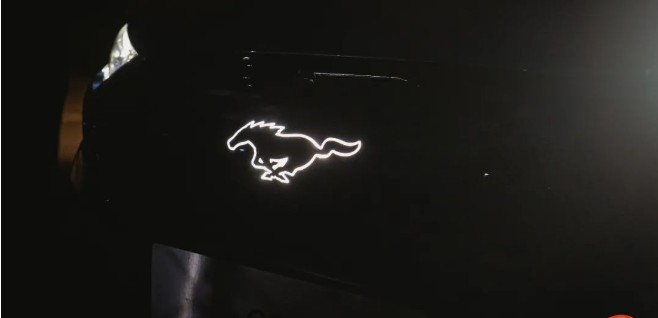 MustangMach-E夸张的肌肉线条，醒目的展示着自己的身份