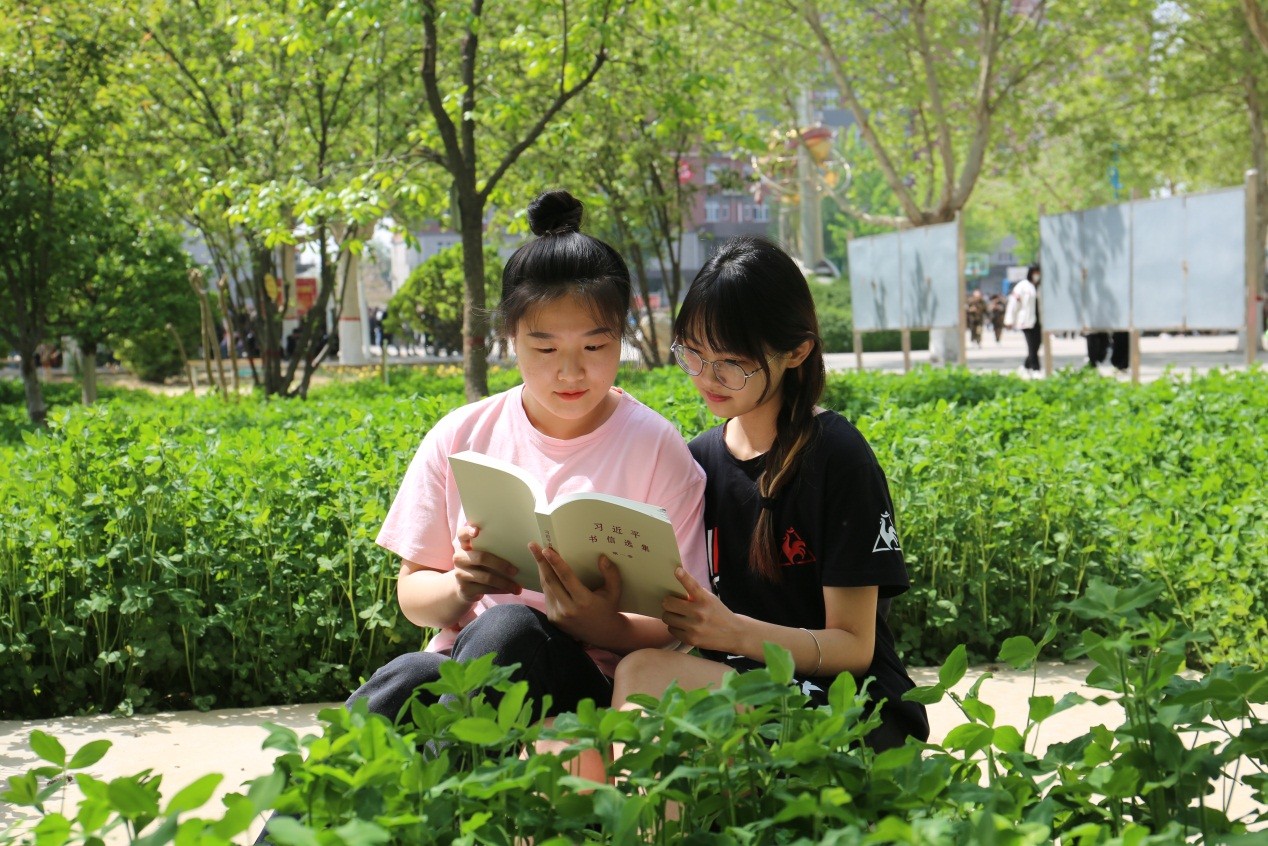 世界读书日：让我们与贺阳教育集团的学生一起来读书