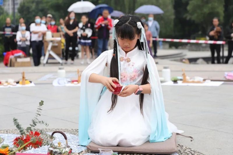 植茶始祖吴理真汉白玉雕像在成都茶文化公园揭幕2