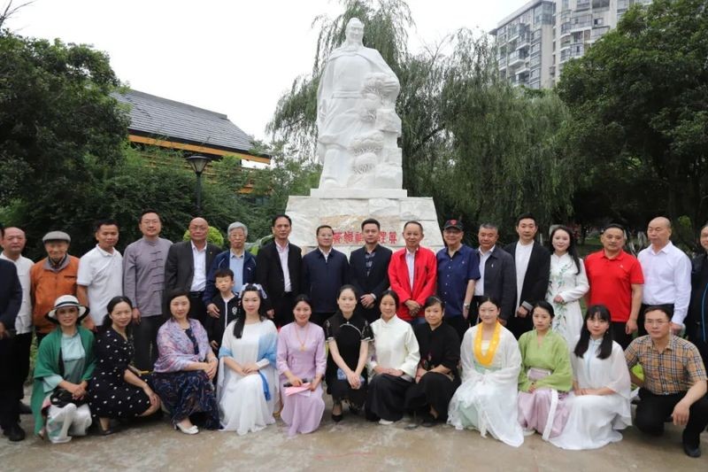 植茶始祖吴理真汉白玉雕像在成都茶文化公园揭幕1