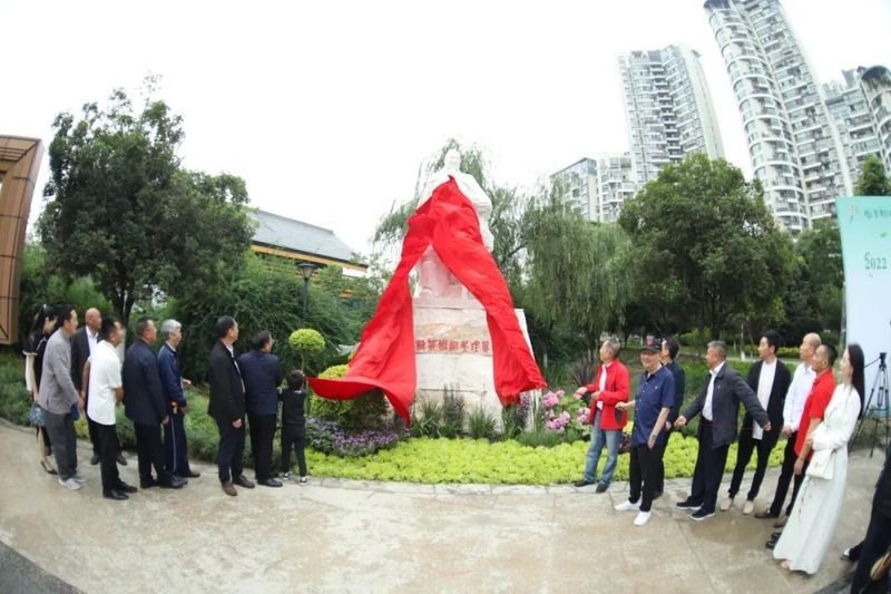 植茶始祖吴理真汉白玉雕像在成都茶文化公园揭幕(图1)