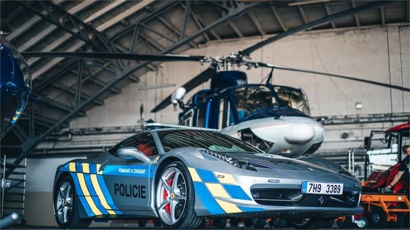 BBGames安装 捷克警方没收要价125万的法拉利超跑改装成警车