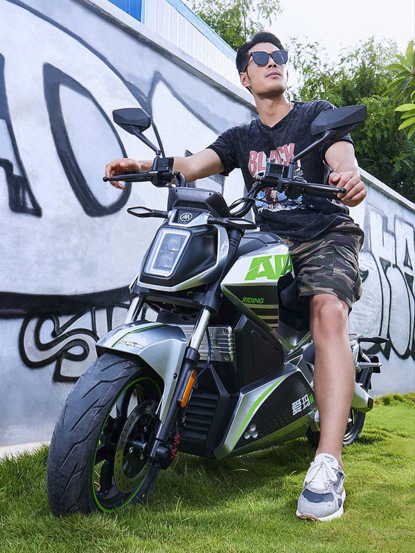 街球冠军孟亚东测评爱玛酷车极影，与玩咖青年潮酷骑行燃动青州！
