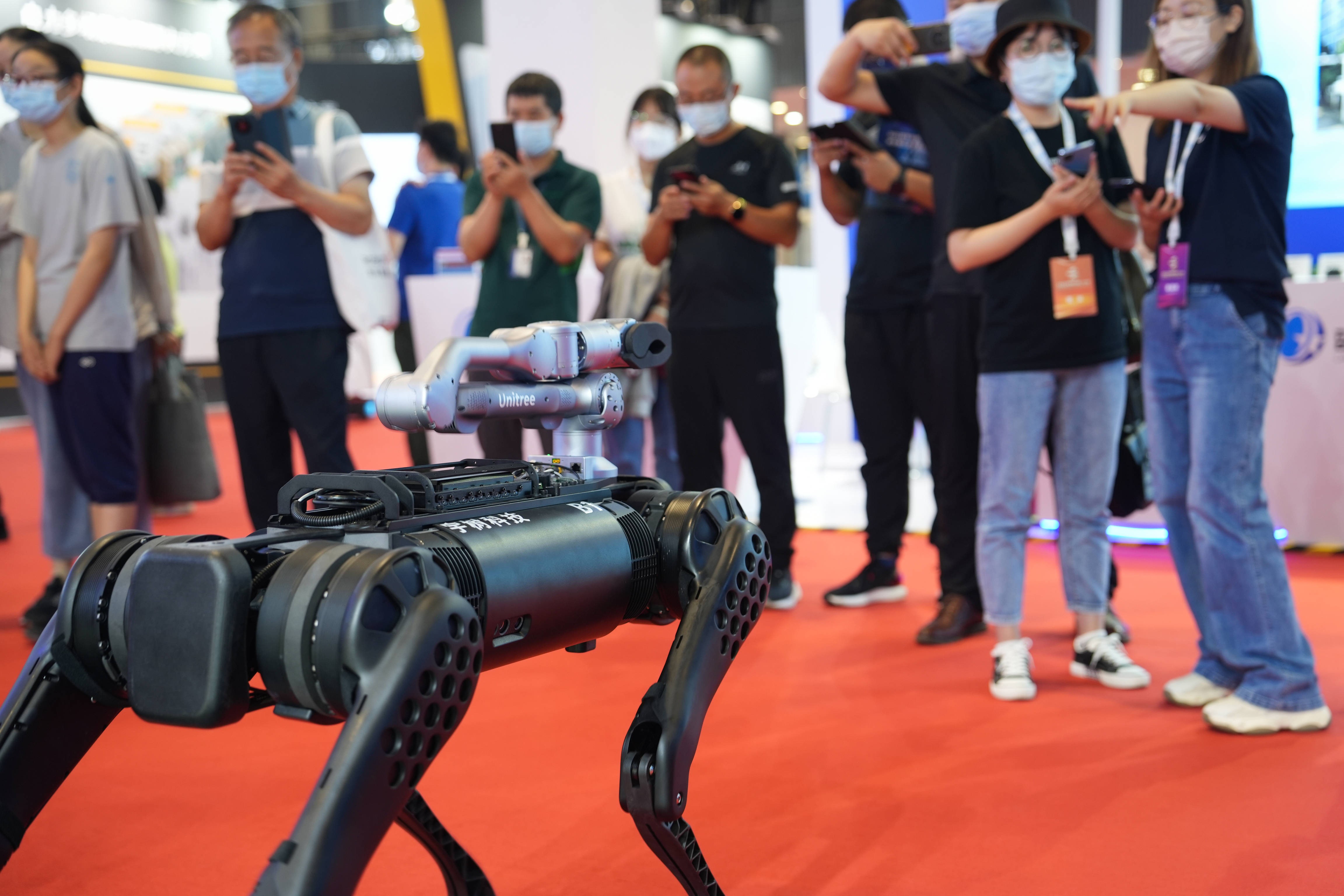GO1机器人方阵荣登世界机器人大会，看宇树科技如何引领四足机器人行业潮流