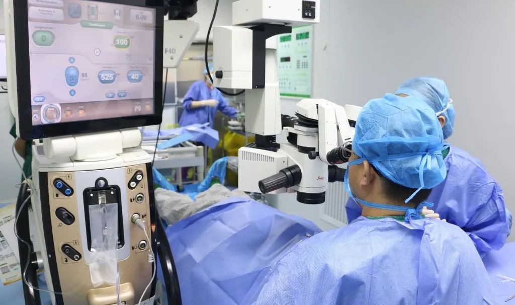青岛首批！散光矫正型三焦点晶体植入手术在青岛华厦眼科成功实施