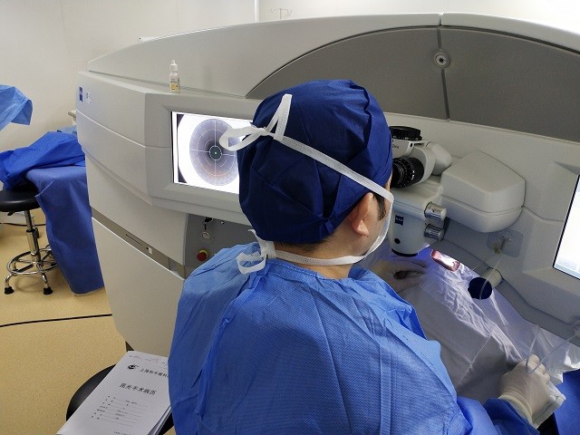 外国人也到中国做近视手术，选择上海和平眼科做全飞秒！