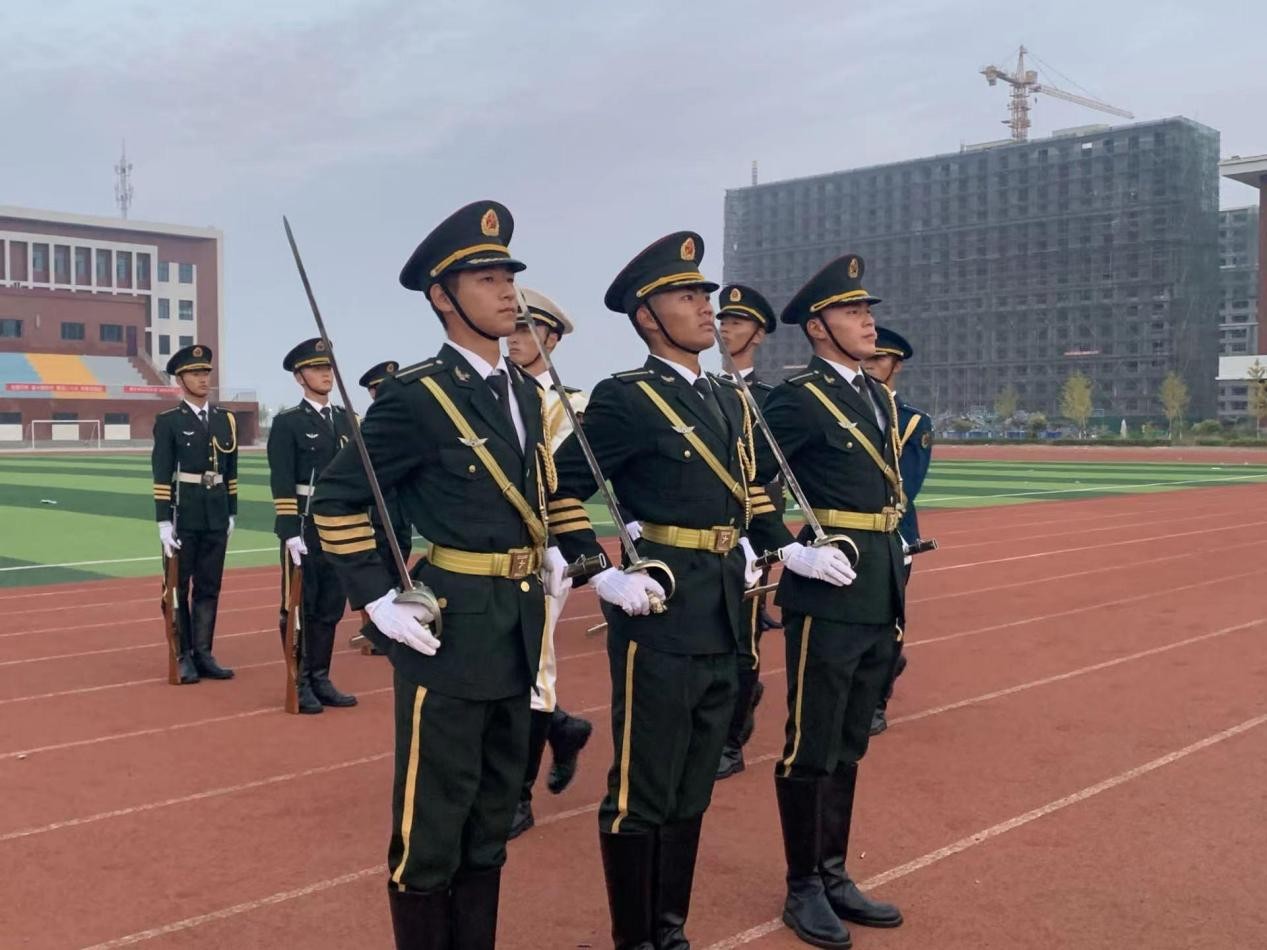 喜迎祖国73华诞：河北科技学院举行隆重的升国旗唱国歌仪式