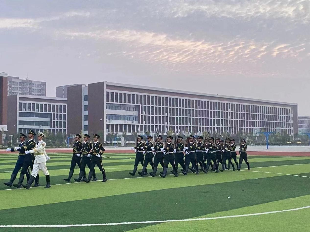 喜迎祖国73华诞：河北科技学院举行隆重的升国旗唱国歌仪式