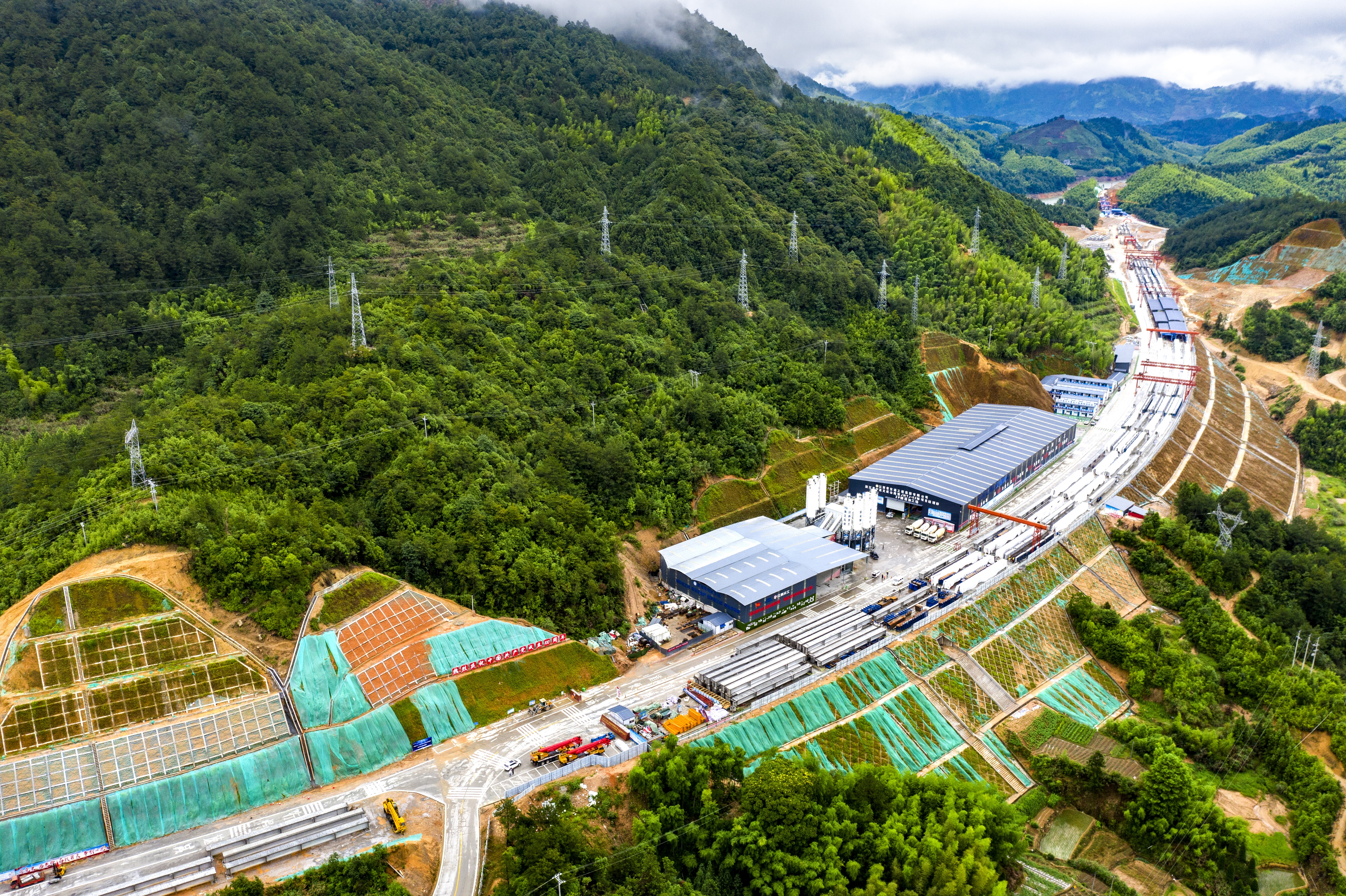 一线快讯景文2标2号预制梁场首片预制t梁顺利浇筑完成